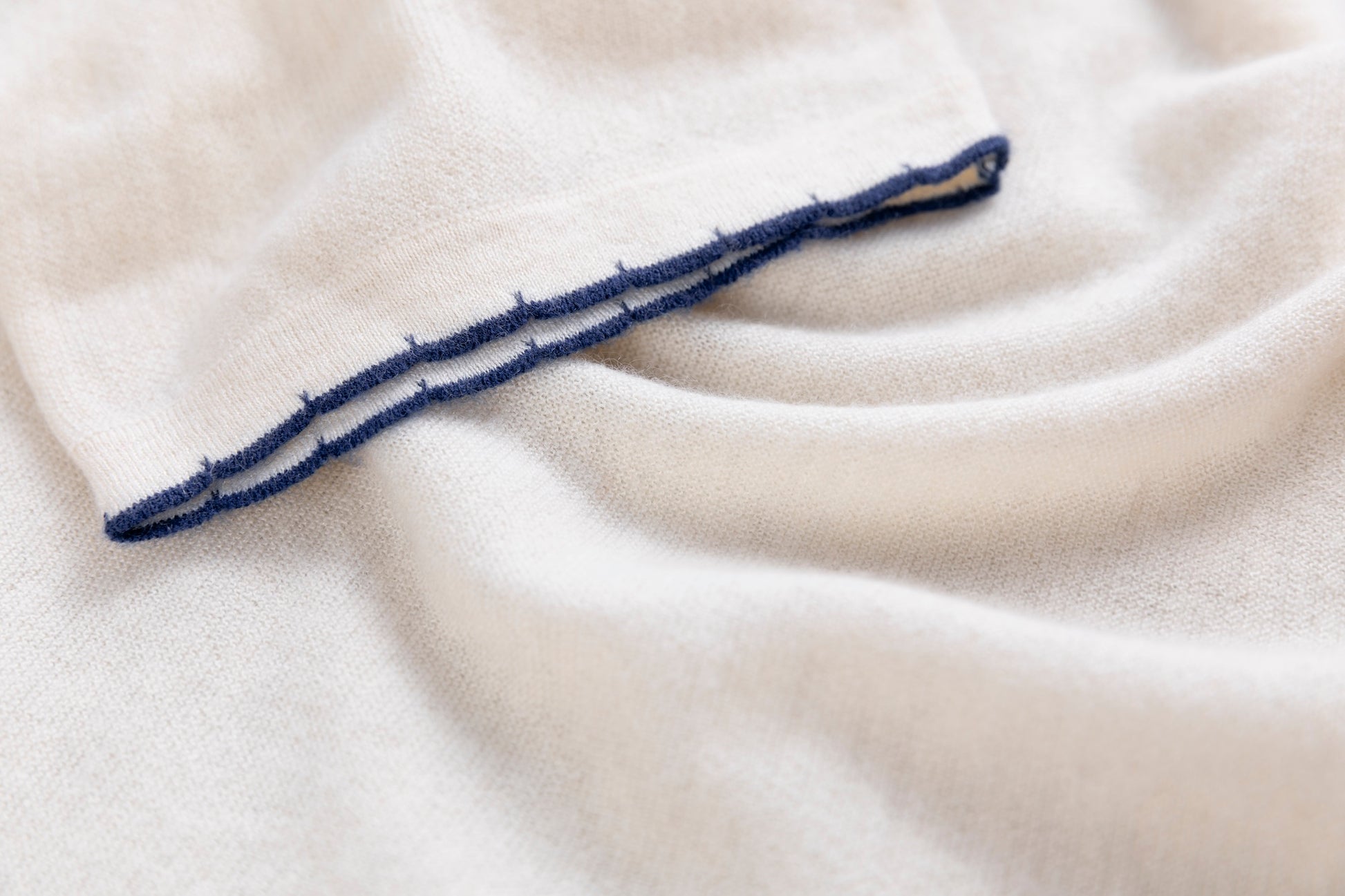 Cashmere V-neck T-shirt / White (01)