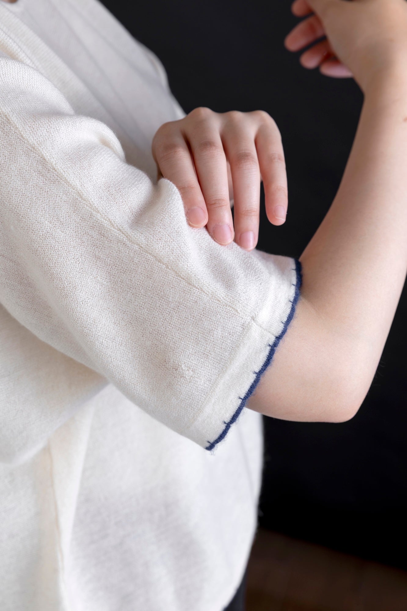 Cashmere V-neck T-shirt / White (01)