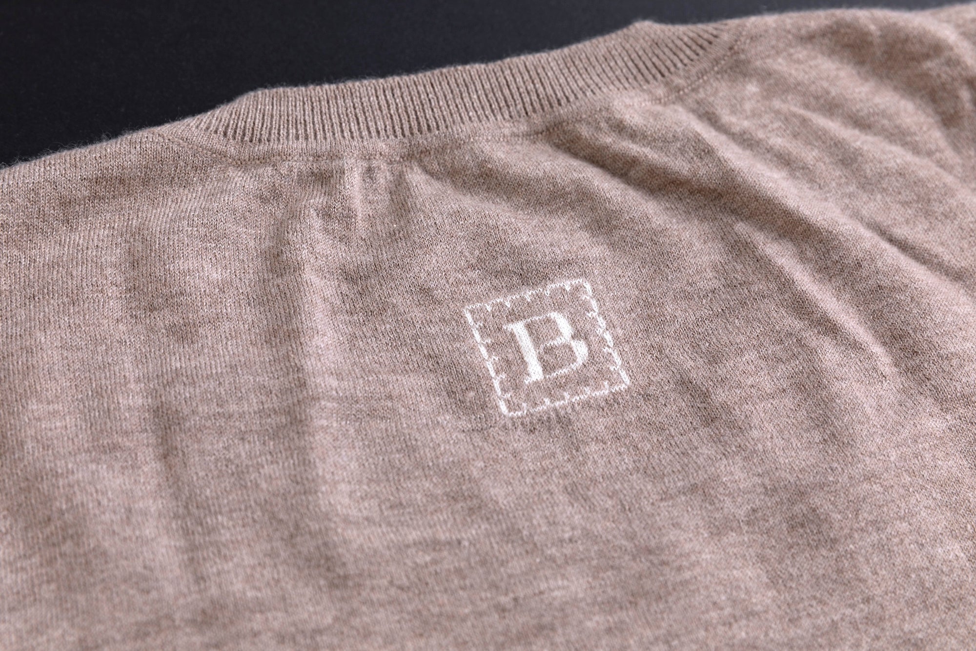 カシミヤ Vネック Tシャツ / ライトブラウン – Buuvee Japan Store